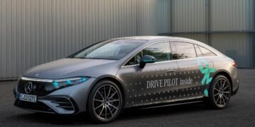 Mercedes testează în Germania luminile turcoaz