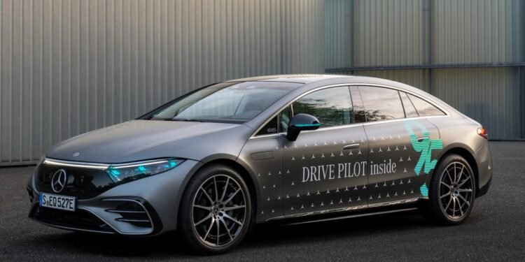 Mercedes testează în Germania luminile turcoaz