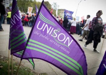 Concediat pentru că a șters apa de ploaie de pe fruntea unui copil