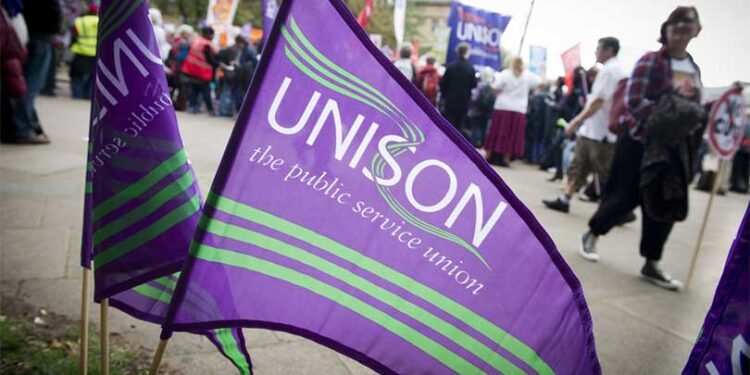 Concediat pentru că a șters apa de ploaie de pe fruntea unui copil