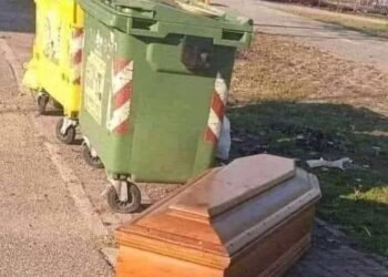 Sicriu „abandonat” în cartierul Brestei. Craiova râde cu lacrimi!