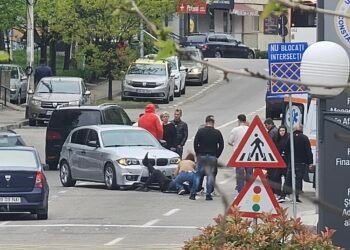 Motociclist lovit de mașină