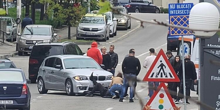 Motociclist lovit de mașină