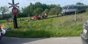 Două persoane au murit după ce autoturismul lor a fost lovit de tren