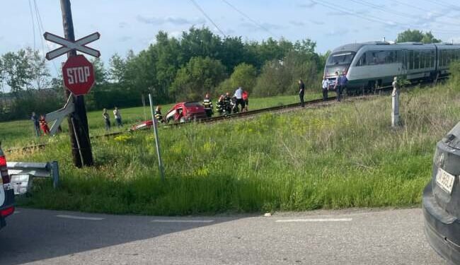 Două persoane au murit după ce autoturismul lor a fost lovit de tren