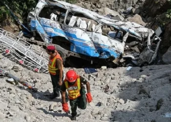 Cel puțin 16 morți și zeci de răniți după ce un autobuz a căzut într-un defileu