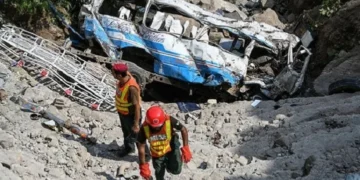 Cel puțin 16 morți și zeci de răniți după ce un autobuz a căzut într-un defileu