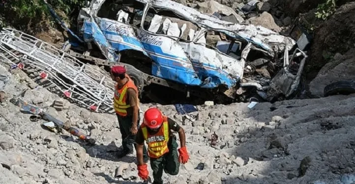 Cel puțin 16 morți și zeci de răniți după ce un autobuz a căzut într-un defileu