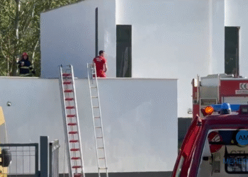 Mehedinți: Un profesor a căzut pe acoperișul sălii de sport în timp ce încerca să recupereze o minge