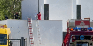 Mehedinți: Un profesor a căzut pe acoperișul sălii de sport în timp ce încerca să recupereze o minge