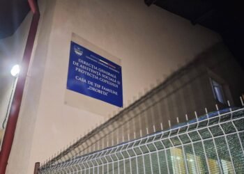 Zece indivizi cu bâte au intrat într-un centru de copii