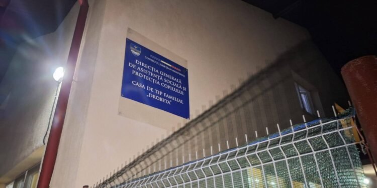 Zece indivizi cu bâte au intrat într-un centru de copii