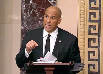 Record: L-a criticat pe Trump într-un discurs de 25 de ore