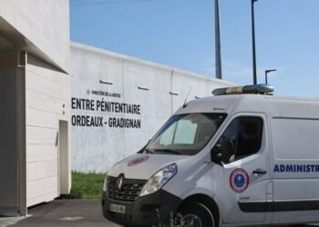 Atacuri armate și incendii în serie la mai multe închisori din Franța