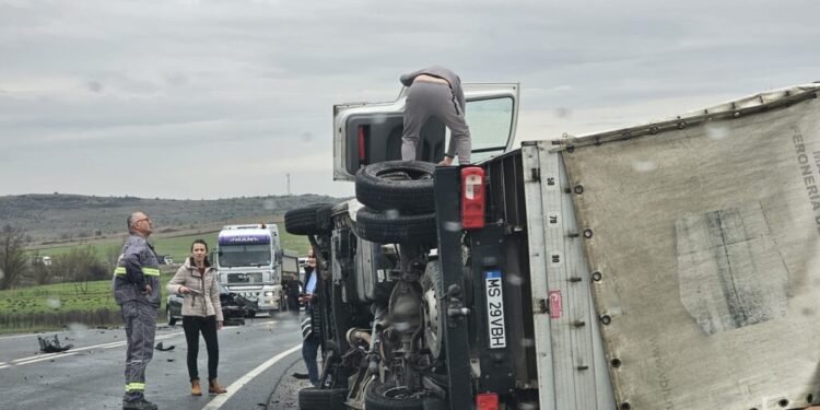 Un TIR s-a răsturnat după impactul cu un autoturism