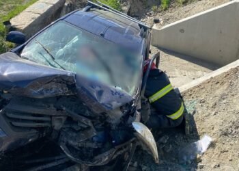 Salvat de pompieri după ce a intrat cu mașina într-un cap de pod