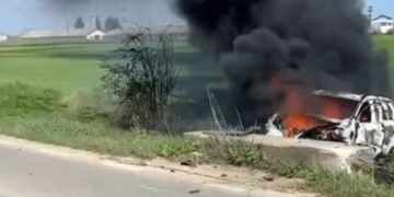 Mașină electrică cuprinsă de flăcări după un accident rutier grav