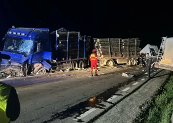 Coliziune între o autocisternă și un trailer cu lemne – șofer rănit grav, trafic blocat complet