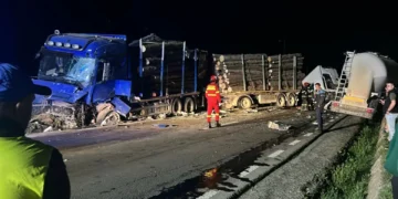Coliziune între o autocisternă și un trailer cu lemne – șofer rănit grav, trafic blocat complet