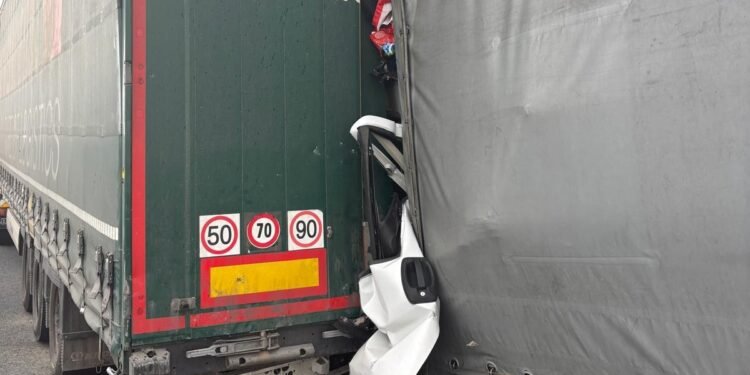 Și-a pierdut viața după ce a intrat cu autoutilitara într-un autotren