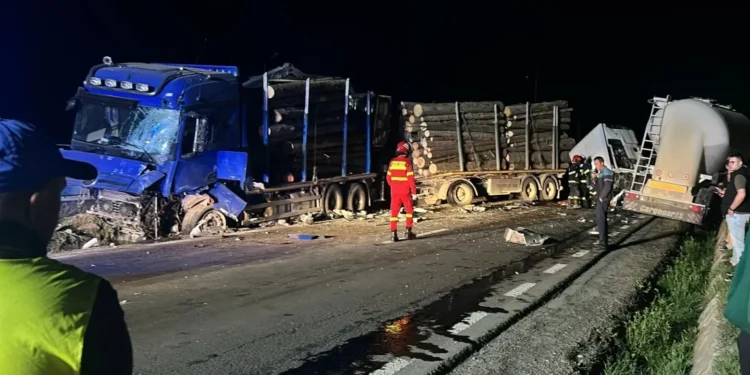 Coliziune între o autocisternă și un trailer cu lemne – șofer rănit grav, trafic blocat complet