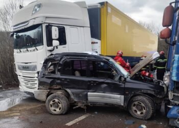 Mașină strivită între două tiruri