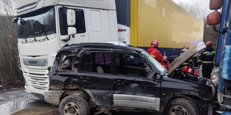 Mașină strivită între două tiruri