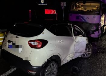 O femeie a fugit de poliție pe patru anvelope sparte și a sfârșit izbindu-se frontal de un TIR