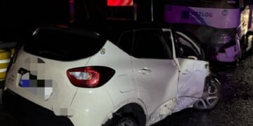 O femeie a fugit de poliție pe patru anvelope sparte și a sfârșit izbindu-se frontal de un TIR