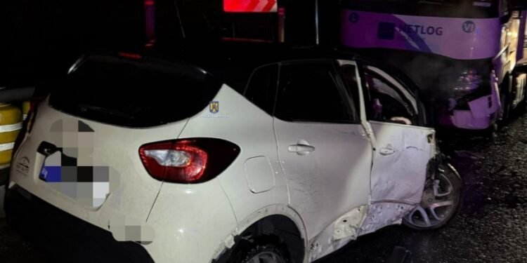 O femeie a fugit de poliție pe patru anvelope sparte și a sfârșit izbindu-se frontal de un TIR