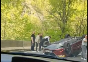 O mașină s-a răsturnat după ce a lovit un parapet