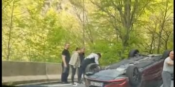 O mașină s-a răsturnat după ce a lovit un parapet