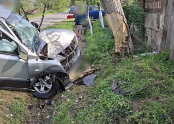 Primar la spital, după ce a intrat cu mașina în copac