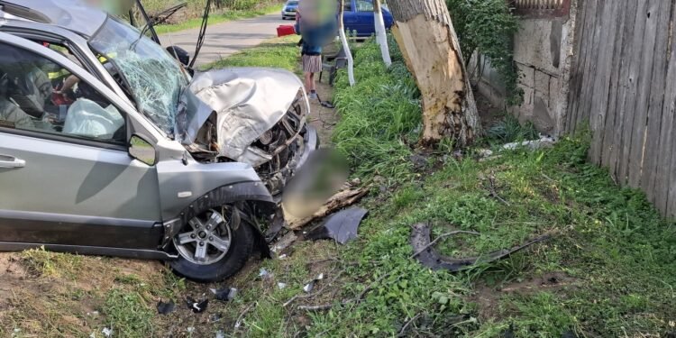 Primar la spital, după ce a intrat cu mașina în copac