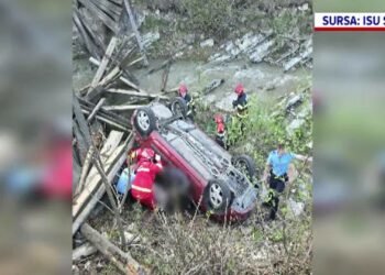 Doi medici au fost la un pas de moarte după ce podețul improvizat din lemn a cedat sub greutatea mașinii