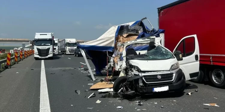 Accident grav pe A1: o dubiță a lovit un camion staționat