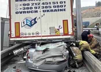 A intrat cu viteză sub un camion. Patru decese!