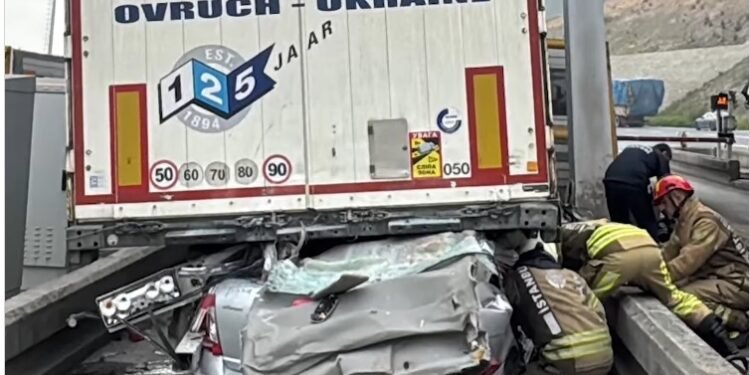 A intrat cu viteză sub un camion. Patru decese!