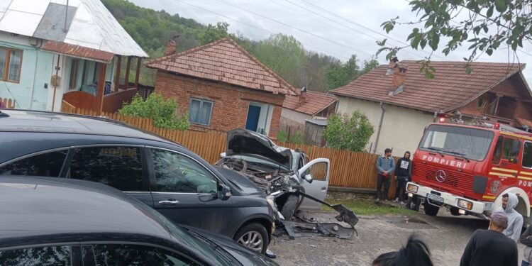 Trei mașini avariate, mai multe ambulanțe intervin