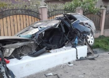 Mașină făcută praf de un tânăr de 24 de ani care s-a urcat băut la volan