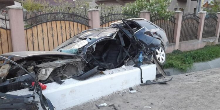 Mașină făcută praf de un tânăr de 24 de ani care s-a urcat băut la volan