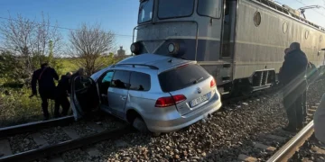 Un autoturism a fost lovit de tren la Podu Iloaiei