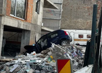 A intrat cu mașina în bloc, fără să frâneze