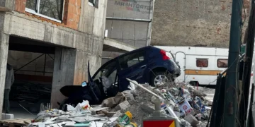 A intrat cu mașina în bloc, fără să frâneze