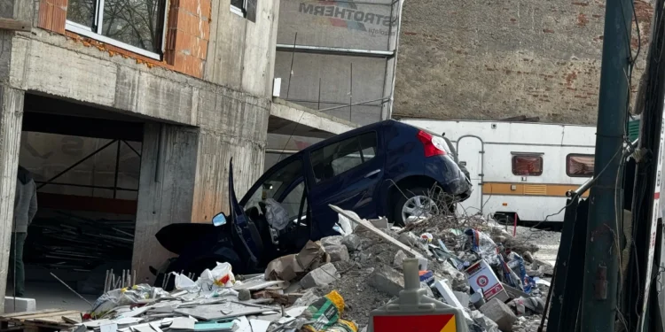 A intrat cu mașina în bloc, fără să frâneze