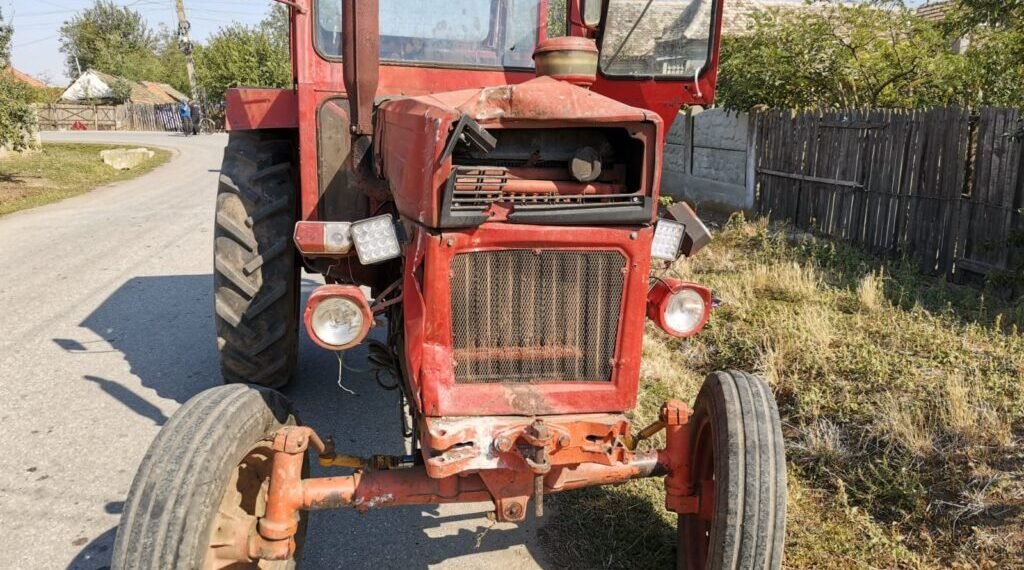 La 14 ani, cu tractorul pe un drum public. Evident, a lovit o mașină!