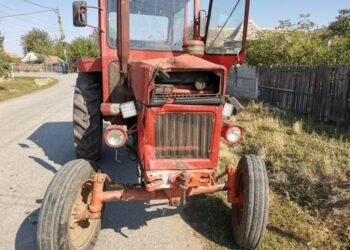 La 14 ani, cu tractorul pe un drum public. Evident, a lovit o mașină!