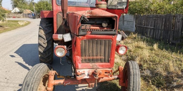 La 14 ani, cu tractorul pe un drum public. Evident, a lovit o mașină!