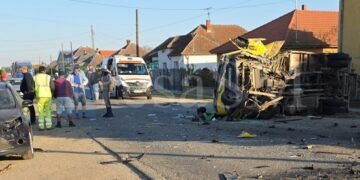 Trei vehicule implicate, trafic blocat complet – ACUM