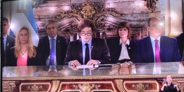 Argentina semnează un acord de 20 de miliarde de dolari cu FMI și renunță la controlul strict al monedei naționale